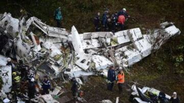 Chapecoense enluta al mundo: Una tragedia produjo la unión de varias naciones del planeta. Después de conocer la noticia del accidente que sufrió el vuelo que transportaba a la plantilla del Chapecoense previo a disputar el partido de ida la final de la Copa Sudamericana en Medellín, el mundo se unió en la tristeza. En total murieron 71 personas entre jugadores, cuerpo técnico, tripulación y periodistas. En Brasil se declararon tres días de duelo y en Chapecó 30; muestras de homenaje y tributo se realizaron en diferentes estadios del mundo recordando a los héroes caídos.