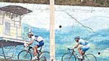 <b>A TREN. </b>En la ascensión al último puerto de La Arboleda los ciclistas pasaron por delante de un largo mural pintado con motivos ferroviarios.