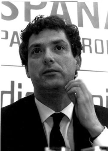 Ángel María Villar Llona es un ex futbolista y dirigente deportivo español. Es presidente de la Real Federación Española de Fútbol desde 1988, actualmente vicepresidente de la FIFA y vicepresidente primero de la UEFA.
