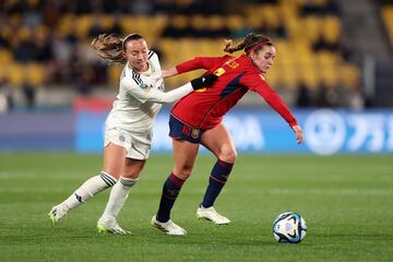 Teresa Abelleira de España controla el balón contra Gloriana Villalobos de Costa Rica.