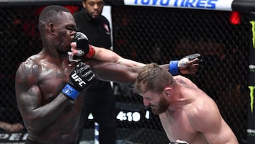 Jan Blachowicz golpea a Israel Adesanya durante el UFC 259.