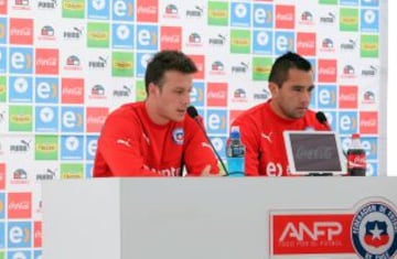 Angelo Henríquez y Fernando Meneses hablaron con la prensa. La selección chilena trabajó en doble jornada este lunes.