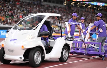 Los oficiales colocaron las vallas antes de la final masculina de 400 metros vallas durante el Campeonato Mundial de Atletismo en Tokio. 