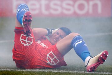 El arquero de Universidad de Chile, Martín Parra, fue agredido por bombas de estruendo en el clásico ante la UC.