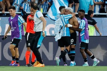 AMDEP637. ASUNCIÓN (PARAGUAY), 23/11/2024.- Roger Martínez (2-d) de Racing celebra un gol junto al árbitro uruguayo Esteban Ostojich este sábado, en la final de la Copa Sudamericana entre Racing y Cruzeiro en el estadio General Pablo Rojas en Asunción (Paraguay). EFE/ Mauricio Dueñas Castañeda
