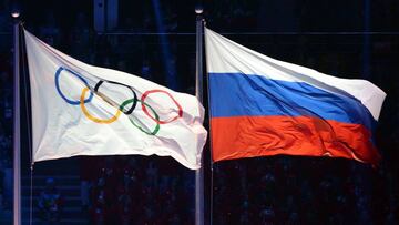 La bandera ol&iacute;mpica y la bandera de Rusia durante los Juegos Ol&iacute;mpicos de Invierno de Sochi 2014.