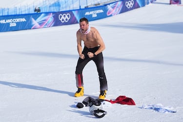 Sin camiseta y marcando músculo, el austriaco Benjamin Karl, de 40 años, celebró la medalla de oro en la final masculina de eslalon gigante paralelo de snowboard en los Juegos de Invierno. Karl, que hace 25 años se fracturó tres vértebras en un accidente, ha sacado sendos oros en las dos últimas ediciones olímpicas y suma cinco oros mundiales más.