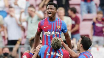 GRAF9484. BARCELONA, 26/09/2021.- El delantero del Fc Barcelona Ansu Fati (detrás) celebra su gol durante el partido correspondiente a la séptima jornada de LaLiga Santander de Primera División disputado en el estadio Camp Nou entre F