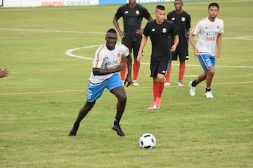 La Selección Colombia entrenó en la Universidad Autónoma del Caribe. James participó a la par de sus compañeros.