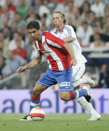Raúl García con el balón ante Guti en el partido de Liga contra el Real Madrid en 2007.