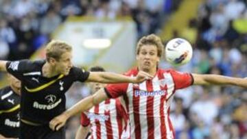 <b>MUY OBSERVADO. </b>Llorente, en la imagen defendido por Dawson, recibió una atención especial por parte de una afición que sabe del interés del Tottenham por ficharle.