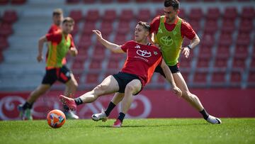 Izeta toca el balón ante la presencia de Postigo durante un entrenamiento del Mirandés.