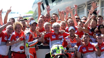Moto GP Ducati riders, Andrea Davizioso of Italy (3rdL) and his compatriot Andrea Iannone (3rdR) celebrate with his team mates after the MotoGP Grand Prix of Austria on August 14, 2016 in Spielberg, Austria.
Andrea Iannone claimed his maiden MotoGP victory in the Austrian Grand Prix on Sunday, giving Ducati their first win since 2010. / AFP PHOTO / Michal Cizek DALL IGNA