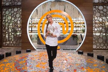 El deporte llegaba para quedarse en 'MasterChef Celebrity', y es que tras convertirse junto a Josie en la concursante con más fosos, quedándose nueve veces a las puertas de la eliminación, y tras vérselas con otras celebridades como Santiago Segura, Mario Vaquerizo y Antonia Dell'Ate, entre otros, también consiguió la ansiada chaquetilla en la primera prueba de la final. Después, tras un duelo con Paz Vega, la nadadora se llevó el trofeo.