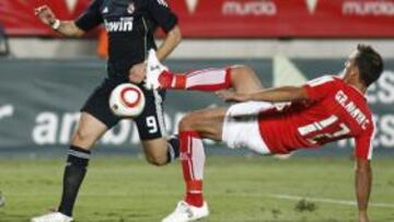 <b>PARADO. </b>Benzema trata de llevarse el balón entre dos jugadores del Murcia.