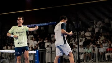 Paquito Navarro, con su famosa "guitarra", celebra el trunfo con Guerrero.