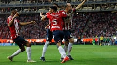 AME2036. GUADALAJARA (MÉXICO), 05/02/2023.- Manuel Mayorga (d) de las Chivas celebra hoy con sus compañeros tras anotar contra el Querétaro, durante un partido por la jornada 5 del torneo Clausura 2023 de la Liga MX, en el Estadio Akron en Guadalajara, Jalisco (México). EFE/ Francisco Guasco
