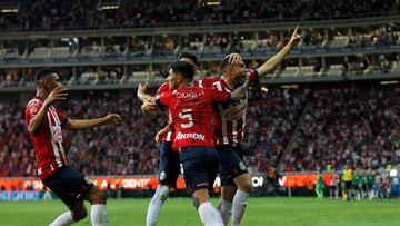 AME2036. GUADALAJARA (MÉXICO), 05/02/2023.- Manuel Mayorga (d) de las Chivas celebra hoy con sus compañeros tras anotar contra el Querétaro, durante un partido por la jornada 5 del torneo Clausura 2023 de la Liga MX, en el Estadio Akron en Guadalajara, Jalisco (México). EFE/ Francisco Guasco
