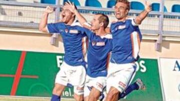 <b>EUFORIA MORADA. </b>Los jugadores del Guadalajara celebran uno de los once goles que lleva ya.