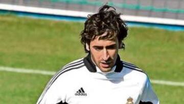 <b>MÁS DE DOS HORAS DESPUÉS. </b>Tras una mañana de intensas reuniones los jugadores del Real Madrid saltaron al césped de Valdebebas para entrenarse.