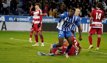 Samu está brillando esta temporada. Fue clave en el triunfo del Alavés ante el Granada. Participó en el primer gol contra las nazarís y el tercero llevó su firma con un testarazo dentro del área pequeña. 