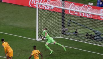 Momento en que el balón pega en el poste durante el partido entre Ecuador y Países Bajos.