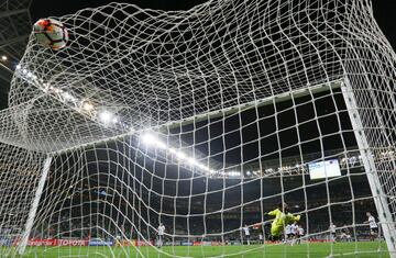 SAO PAULO, BRAZIL - OCTOBER 03: Dudu #07 of Palmeiras scores the first goal during the match against Colo Colo for the Copa CONMEBOL Libertadores 2018 at Allianz Parque Stadium on October 03, 2018 in Sao Paulo, Brazil. (Photo by Alexandre Schneider/Getty Images)