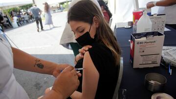 A pregnant woman receives a dose of Sinovac&#039;s CoronaVac coronavirus disease (COVID-19) vaccine during a mass vaccination program in Apodaca, on the outskirts of Monterrey, Mexico May 25, 2021. REUTERS/Daniel Becerril