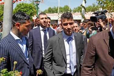 Marc Roca llega con sus compañeros al recinto ferial.