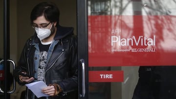 Santiago, 24 de julio de 2020.  Una fila se extiende desde la sucursal de pasaje Tenderini 137 de la AFP Planvital hasta calle Agustinas esquina San Antonio, formada por usuarios que necesitan una clave de seguridad para ingresar al servicio web de la Administradora de Fondos de Pension para cuando corresponda proceder al retiro del 10% de su ahorro previsional.  Andres Pina/Aton Chile