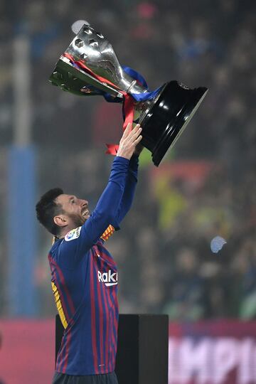 Messi displays the trophy to Camp Nou.