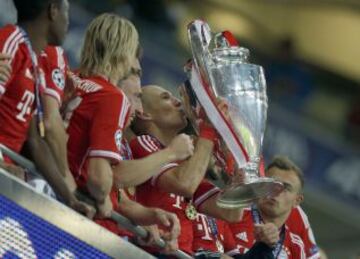 Robben con el trofeo.