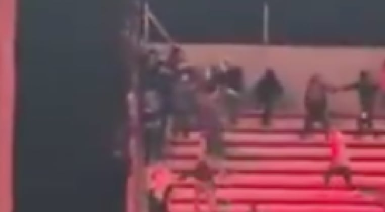 La batalla campal entre hinchas de Independiente y la U dejan esta trágica secuencia