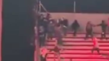 La batalla campal entre hinchas de Independiente y la U dejan esta trágica secuencia