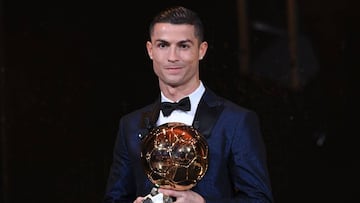 This handout photo released on December 7, 2017 by L'Equipe shows Portugese player Cristiano Ronaldo posing with the 2017 Ballon d'Or France Football trophy in Paris.
Portuguese star Cristiano Ronaldo won a record-equalling fifth Ballon d'Or (2008, 2013, 2015, 2016 and 2017) award for the year's best player on December 7. The Real Madrid forward's second successive win draws him level alongside Barcelona rival Lionel Messi on five Ballon d'Ors, after beating the Argentinian and Brazilian Neymar. / AFP PHOTO / L'EQUIPE / Franck FAUGERE / RESTRICTED TO EDITORIAL USE - MANDATORY CREDIT "AFP PHOTO / Lx92EQUIPE / FRANCK FAUGERE" - NO MARKETING NO ADVERTISING CAMPAIGNS - DISTRIBUTED AS A SERVICE TO CLIENTS