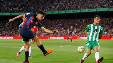 Soccer Football - LaLiga - FC Barcelona v Real Betis - Camp Nou, Barcelona, Spain - April 29, 2023 FC Barcelona's Pedri in action with Real Betis' Luiz Felipe REUTERS/Albert Gea