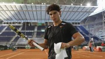 <b>TOMA DE CONTACTO. </b>Rafa Nadal llegó por la mañana al Hotel Colón y por la tarde ya comenzó su adaptación a la tierra del estadio de La Cartuja, donde jugará el viernes.