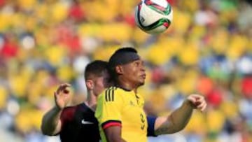 Hárold Preciado disputa un balón con un defensor de Estados Unidos.