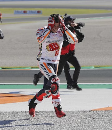 El piloto español Marc Marquez (Repsol Honda) celebra el campeonato del mundo por cuarta vez en la categoría MotoGP tras entrar tercero en el circuito Ricardo Tormo de Cheste