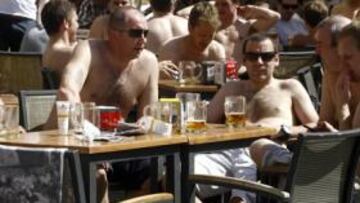 <b>AL SOLECITO. </b>Los aficionados del Tottenham se quitaron sus camisetas en la Plaza Mayor mientras disfrutaban bebiendo cerveza.