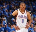 Un error de Westbrook (39-11-14) aprieta los Playoffs en el Oeste
