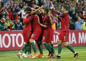 Los jugadores celebran el 1-0 de Nani.