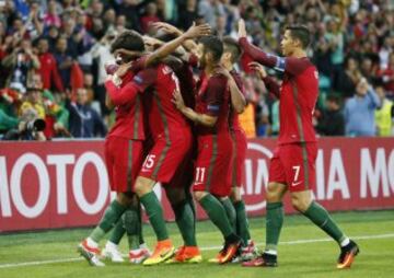 Los jugadores celebran el 1-0 de Nani. 