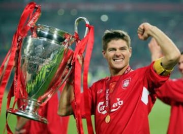 30 de mayo: 35 años cumple Steven Gerrard, mediocampista inglés y emblema del Liverpool.