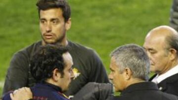 <b>SE LESIONÓ. </b>Mourinho conversó con Iturralde tras el partido.