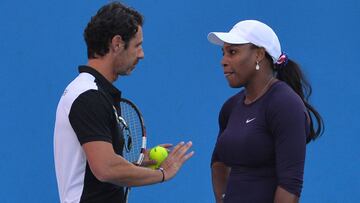 Serena Williams habla con Patrick Mouratoglou durante un entrenamiento del Open de Australia 2016.