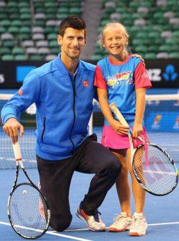 Novak Djokovic, como embajador de ANZ, disputó un 'partido' con la ganadora del concurso ANZ Hot Shots, Anna Obispo, en Melbourne.