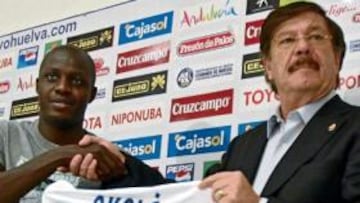 <b>EL ÚLTIMO. </b>El presidente Francisco Mendoza dio ayer por cerrada la plantilla albiazul tras la presentación de Kanga Akalé.