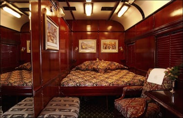 Uno de los trenes más lujosos del mundo, ofreciendo viajes con una duración de entre 48 horas y 15 días. Los huéspedes descubrirán los lugares más bellos del sur y centro de África. Los vagones bellamente restaurados, pueden transportar un máximo de 72 pasajeros en 36 suites. Las cabinas más exclusivas del tren ROVOS son las Royal Suites con una superficie de 16 metros cuadrados, salón con frigorífico y un amplio baño con bañera victoriana y ducha independiente.