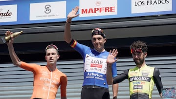 OVIEDO, 27/04/2025.- El español Marc Soler (UAE Team Emirats) se proclama ganador de la última etapa de la 67º Vuelta a Asturias y de la general este domingo en Oviedo. Junto a él, en el podio de la general, el español Txomin Juaristi (i) del equipo Euskaltel Euskadi), que fue segundo, y el francés Alexis Guerin (Anicolor/Tien 21), tercero. EFE/Paco Paredes